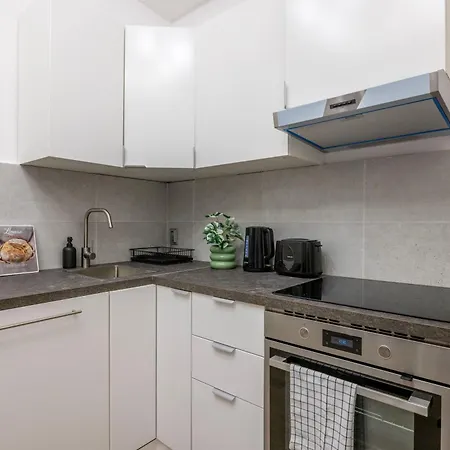 Spacious 4 Bdr, 4 Bthr In The Center Of