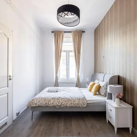 Spacious 4 Bdr, 4 Bthr In The Center Of 公寓