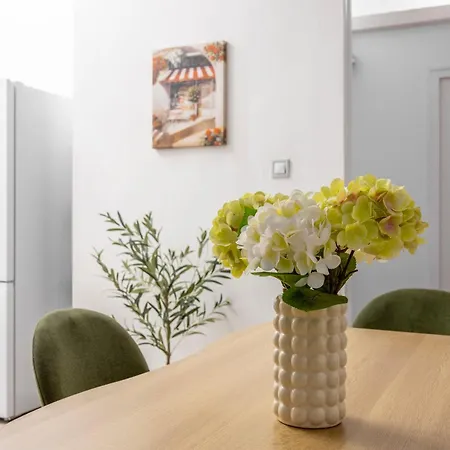 Spacious 4 Bdr, 4 Bthr In The Center Of *