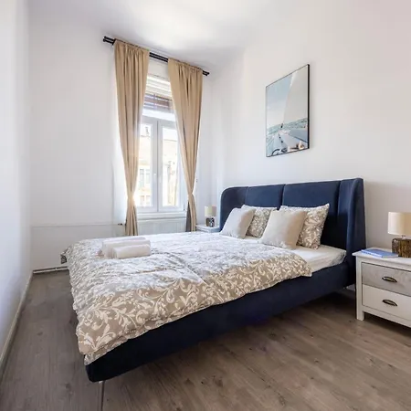 Spacious 4 Bdr, 4 Bthr In The Center Of *