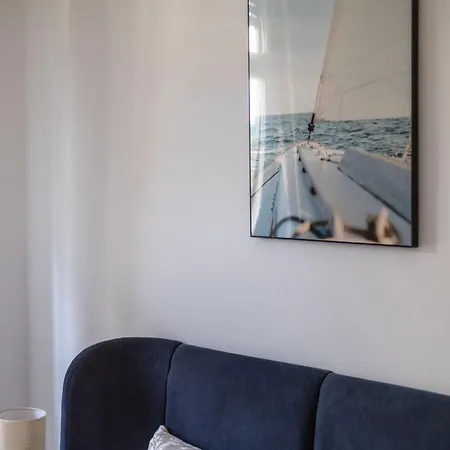 Spacious 4 Bdr, 4 Bthr In The Center Of *