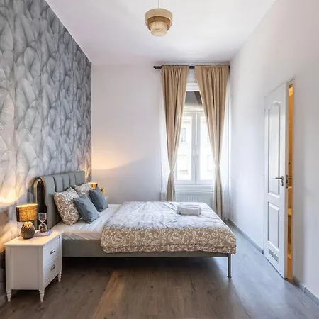 Spacious 4 Bdr, 4 Bthr In The Center Of * Budapest